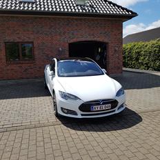 Tesla S85D