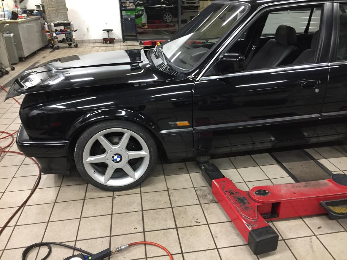 BMW E30 M50b25/325i 24V "SOLGT" billede 5