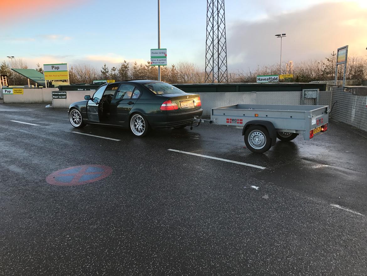 BMW 320d E46 - Selvom der er store hjul på med masser af stræk køre den stadig på lossepladsen med trailer på 😎 billede 8