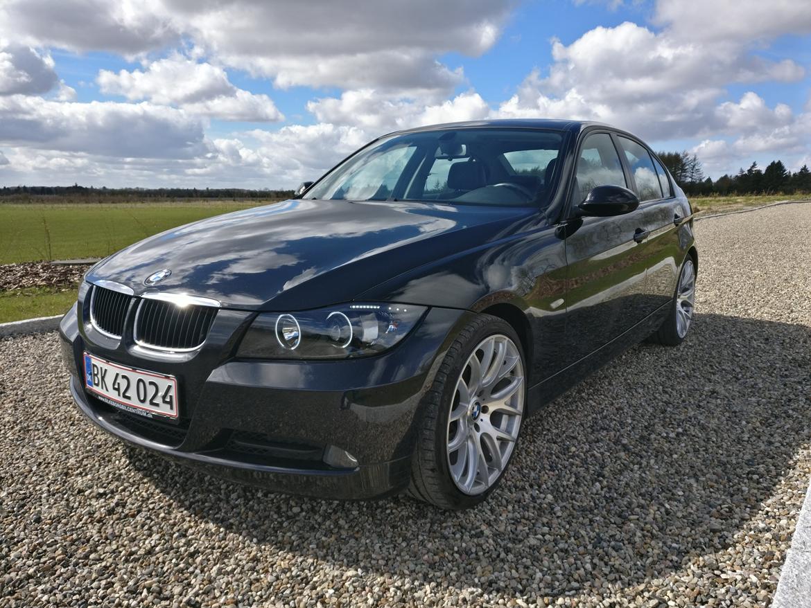 BMW E90 320i billede 1