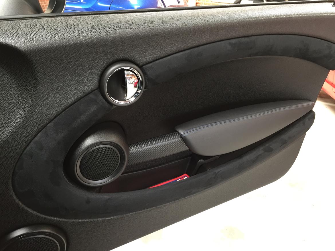 Mini "Cooper" One D - Alcantara monteret på dørbuen, armlæn beklædt med læder billede 20