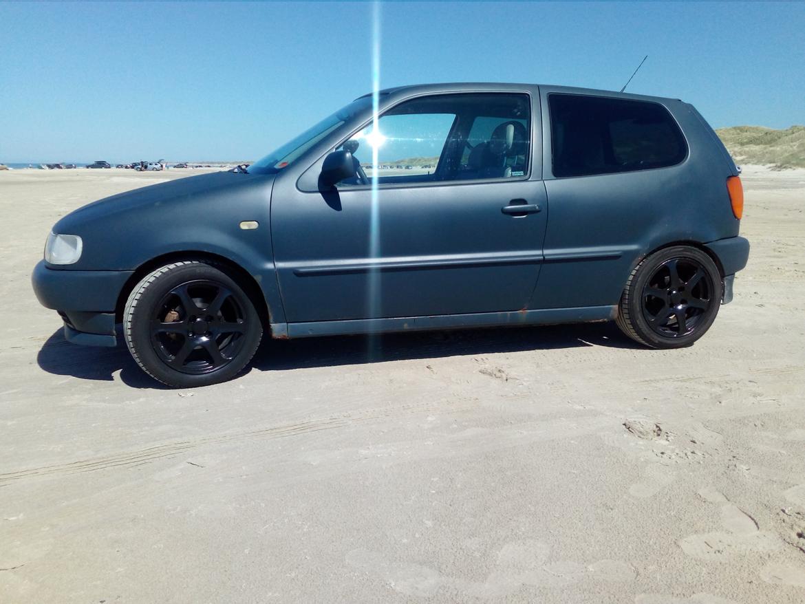 VW Polo 1,4 6n - Sprayfolien tager sig flot ud i solskin :-) billede 1