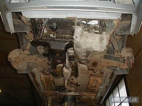 Skoda Favorit - Her er jeg i gang med at skifte gearkasse i skodaen. billede 5