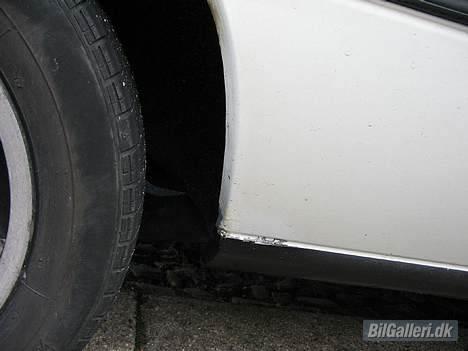 Ford Escort -RIP- - Her var der værst synlig rust, men det er blevet fixet, dog et uheld med sort maling og utæt malertape.. billede 5