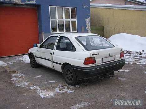 Ford Escort -RIP- - Gammelt billed, forsikkringsskade.. Heldigvis KUN døren.. pas på hvor i parkere billede 7