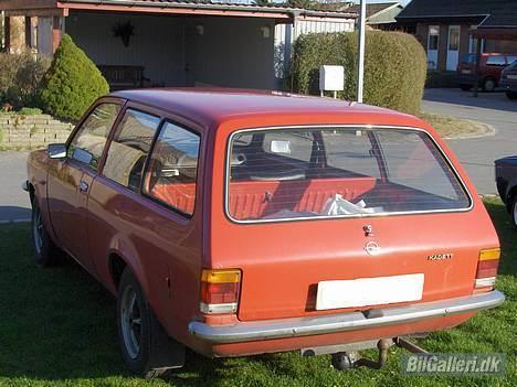 Opel  Kadett  C Caravan  - Caravan´en soler sig,men trænger til en vask...Ejeren rødmer:o) billede 17