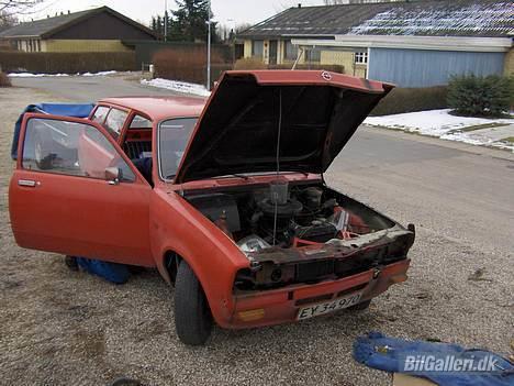 Opel  Kadett  C Caravan  - De nye forskærme og dele var monteret,men da klokken var ud på aftenen måtte vi pille HELE lortet af igen og finde på en ny løsning! billede 19