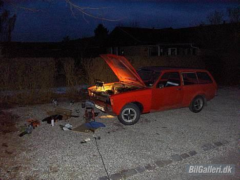 Opel  Kadett  C Caravan  - Ja, klokken blev vel 23:30 inden den kunne køre til nøds! Nu er den dog samlet HELT færdig og bulen er er langt om længe væk (mindre detaljer mangler dog stadig på fronten)! billede 20