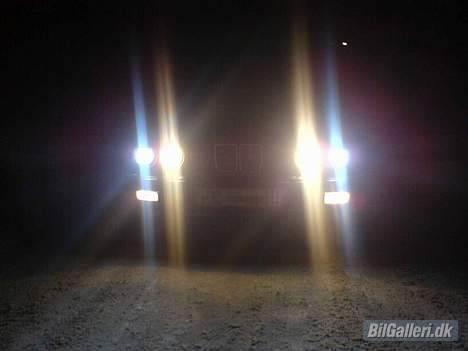 BMW e30 325 iX  4WD - 10.000K Xenon monteret i nærlys, her ses det med de andre lygter tændt så man kan se forskellen. billede 5
