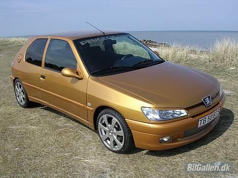 Peugeot 306"Guldklumpen" - Taget ved Flyvesandet på Fyn D. 22/4 -06 billede 1