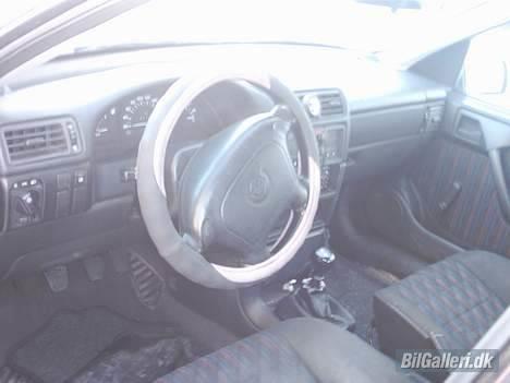 Opel vectra a (TOTAL SKADET) billede 3