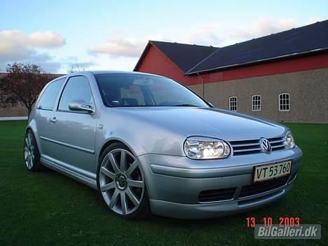 VW Golf IV - Her kan man se lidt på bag hjulene hvor maget den endelig er sænket.. Skal vi ikke bare sige at krængningsstabilisatoren er spændt nok op.. Smil billede 15