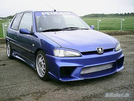 Peugeot 106 1.4 XR - Der kommer sort gitter i, og andre sideskørter bliver monteret billede 1