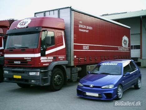 Peugeot 106 1.4 XR - Her er holder vognen ved siden af mit kontor.. billede 3