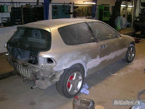 Honda Civic 1.5Lsi *Solgt* - da jeg havde brugt hele natten på spartle ud....puha da:-) billede 8