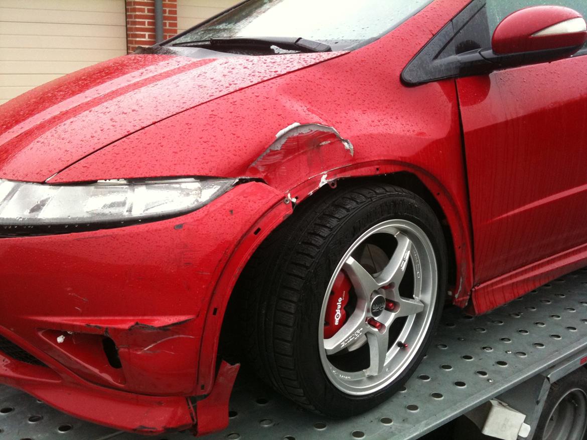 Honda Civic type-R - Så var der en gafeltruck i vejn. Her på vinterfælge med store bremser fra Modulo. Et nummer som jeg lavede efter at jeg kort tid forinden hade udtalt at den bil ikke kan køre galt uden at der er schaføren som der laver en fejl.  billede 8