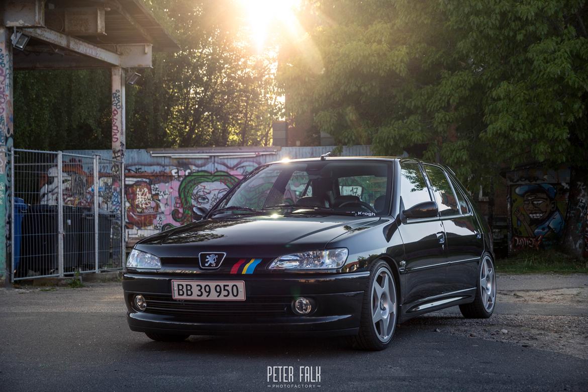 Peugeot 306 2.0 HDI  - Her ses det tydeligt at de 17" Speedline står lige i skabet til bilen! billede 3