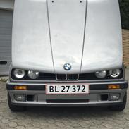 BMW E30 320i