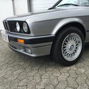 BMW E30 320i