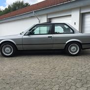 BMW E30 320i