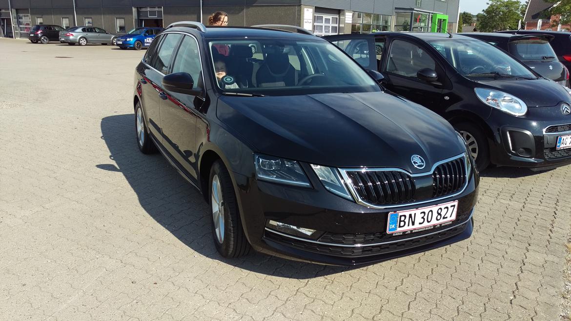 Skoda Octavia Combi DSG - Her holder bilen hos forhandleren, da jeg skulle afhente den. Knægten har indfundet sig på passagersædet. billede 4