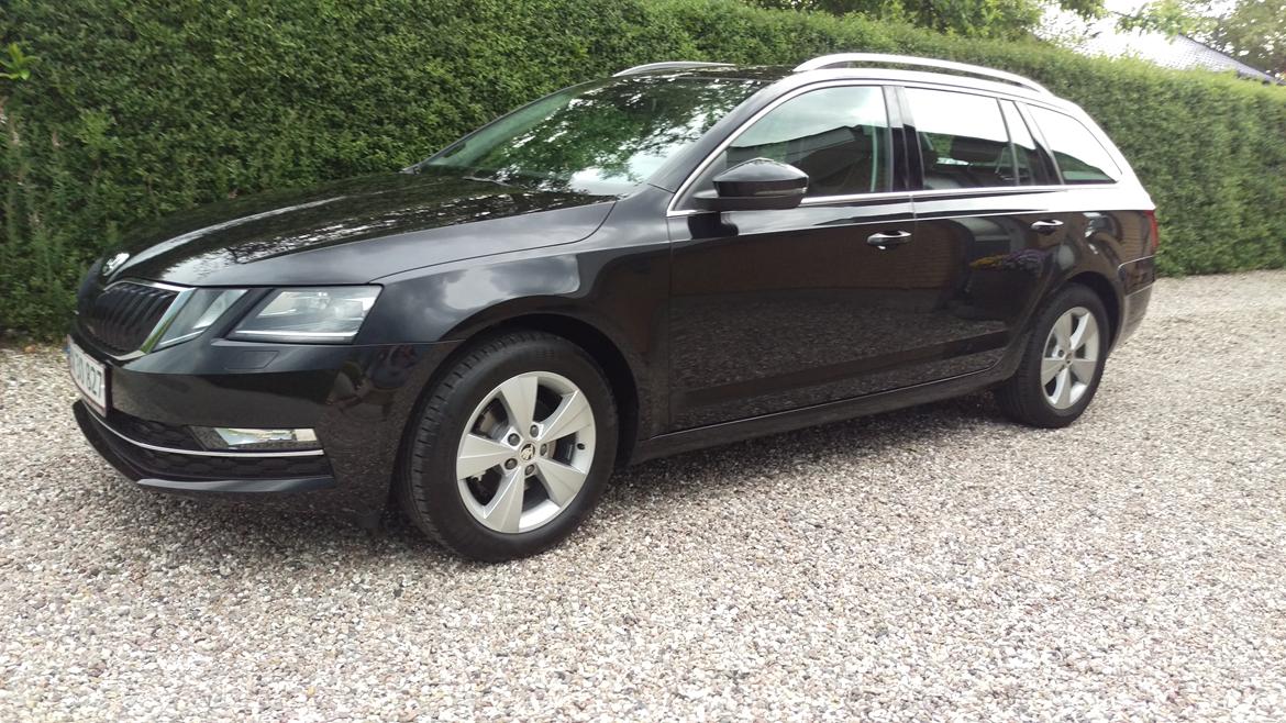 Skoda Octavia Combi DSG - Model style, med flotte krom lister foran og om vinduerne. billede 2