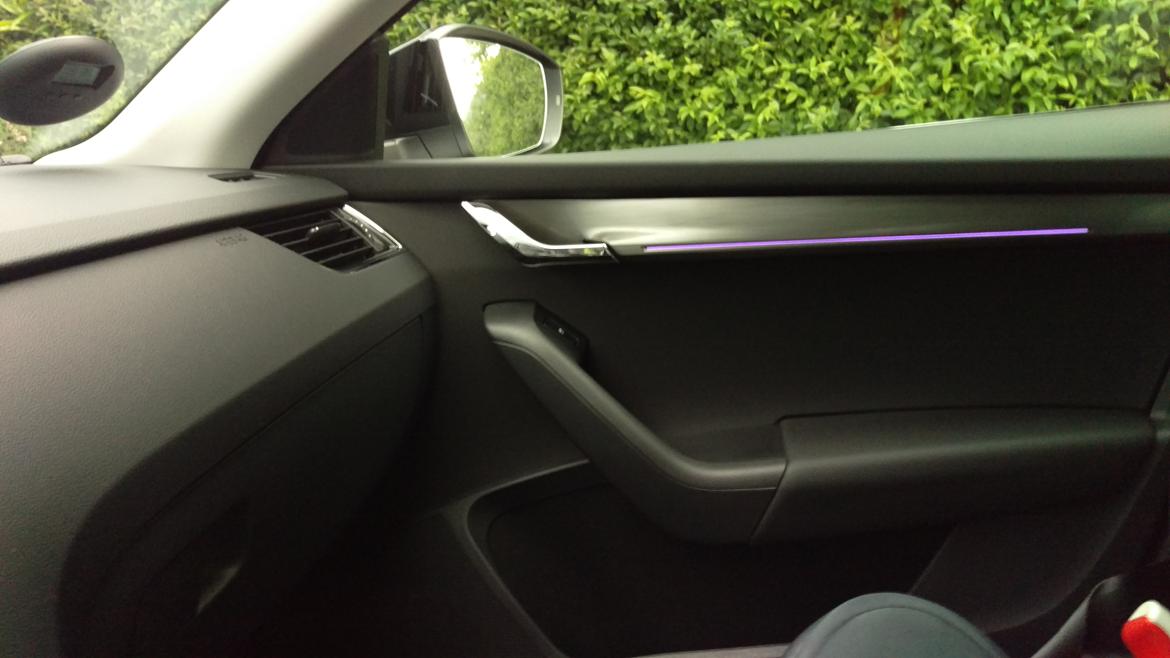Skoda Octavia Combi DSG - LED striber der kan skifte farver. Det er et stort hit hos børnene. billede 11