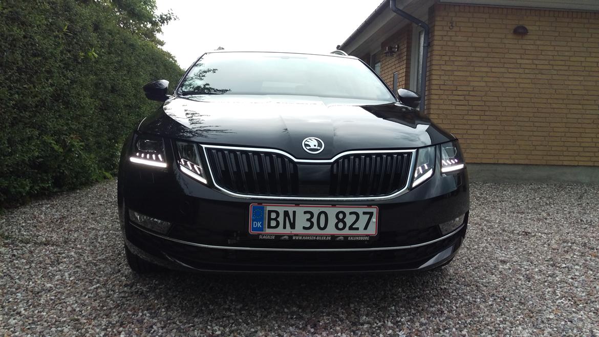 Skoda Octavia Combi DSG - Her kan man se de karakteristiske forlygter, med LED striber, der indikerer lygter med fuld LED billede 7
