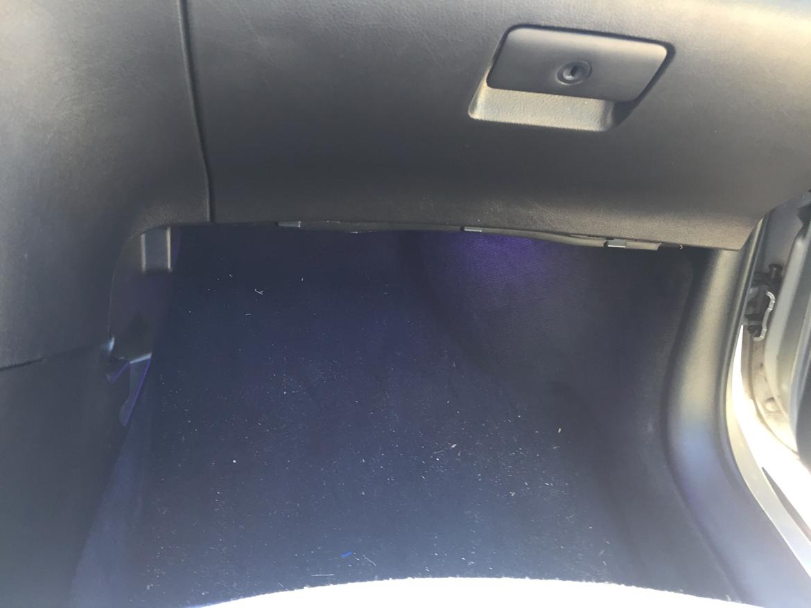 Peugeot 307 1.6 5d  - RGB LED lys i fodbrønden. Det er der også bagved billede 10