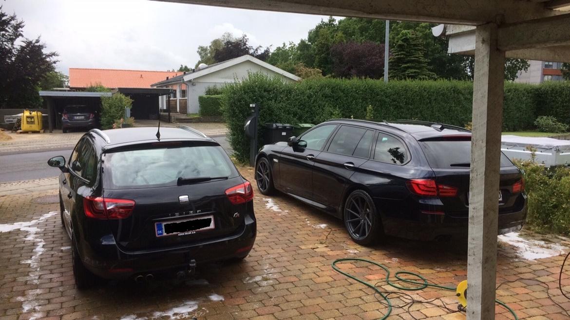 BMW 528iX - F11 - ved siden af konens Ibiza FR st på store vaskedag billede 11