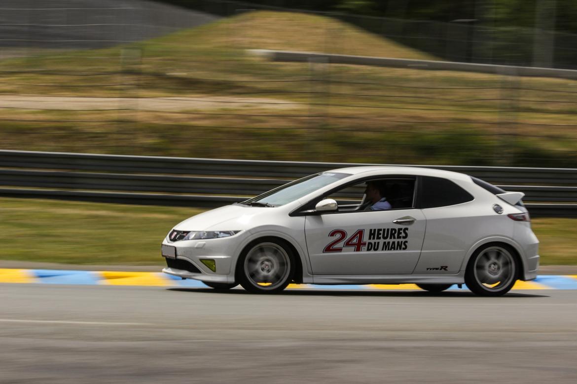 Honda Civic Type R Championship White - På Le Mans i 2017. Jeg var desværre en bedre fotograf end min makker, så jeg har faktisk ikke et skud, hvor jeg selv kører bilen... billede 1