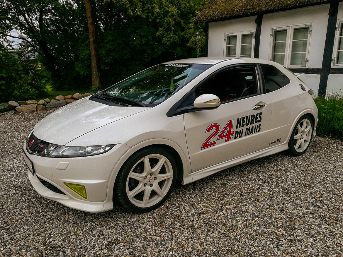 Honda Civic Type R Championship White - Klar til afgang mod Le Mans 2017. Fantastisk tur. Den er en noget bedre langtursbil end man kunne frygte. billede 11