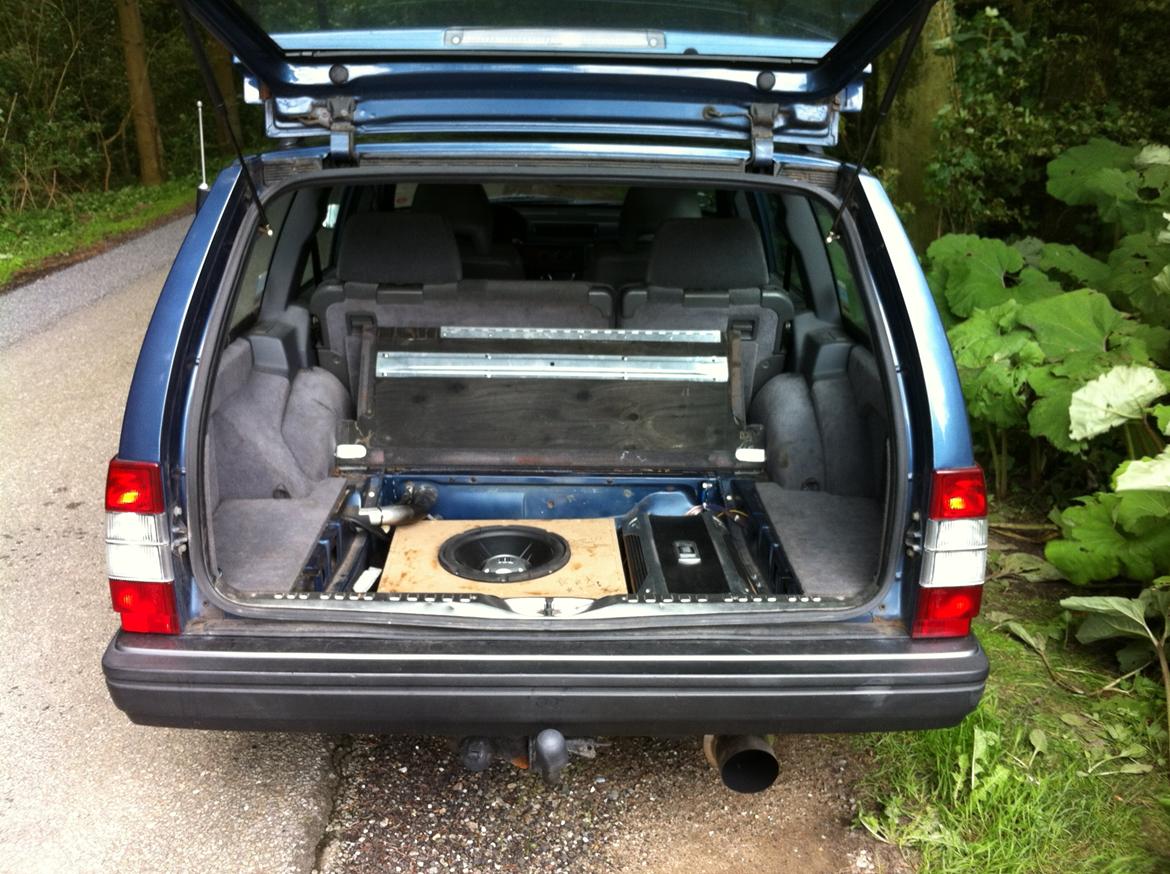 Volvo 940 turbo+ - 12" JBL sub og 5 kanals forstærker under bunden i bagagerummet billede 6