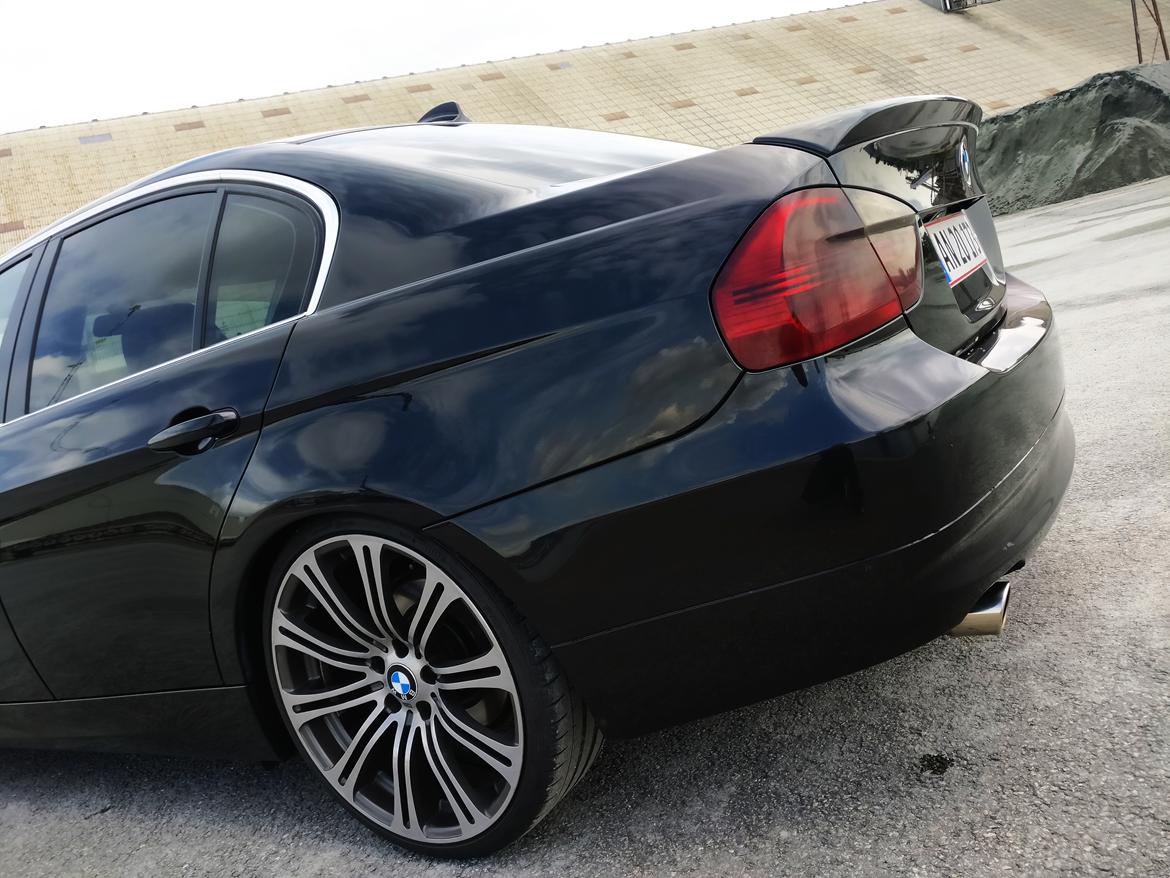 BMW E90 320i billede 2