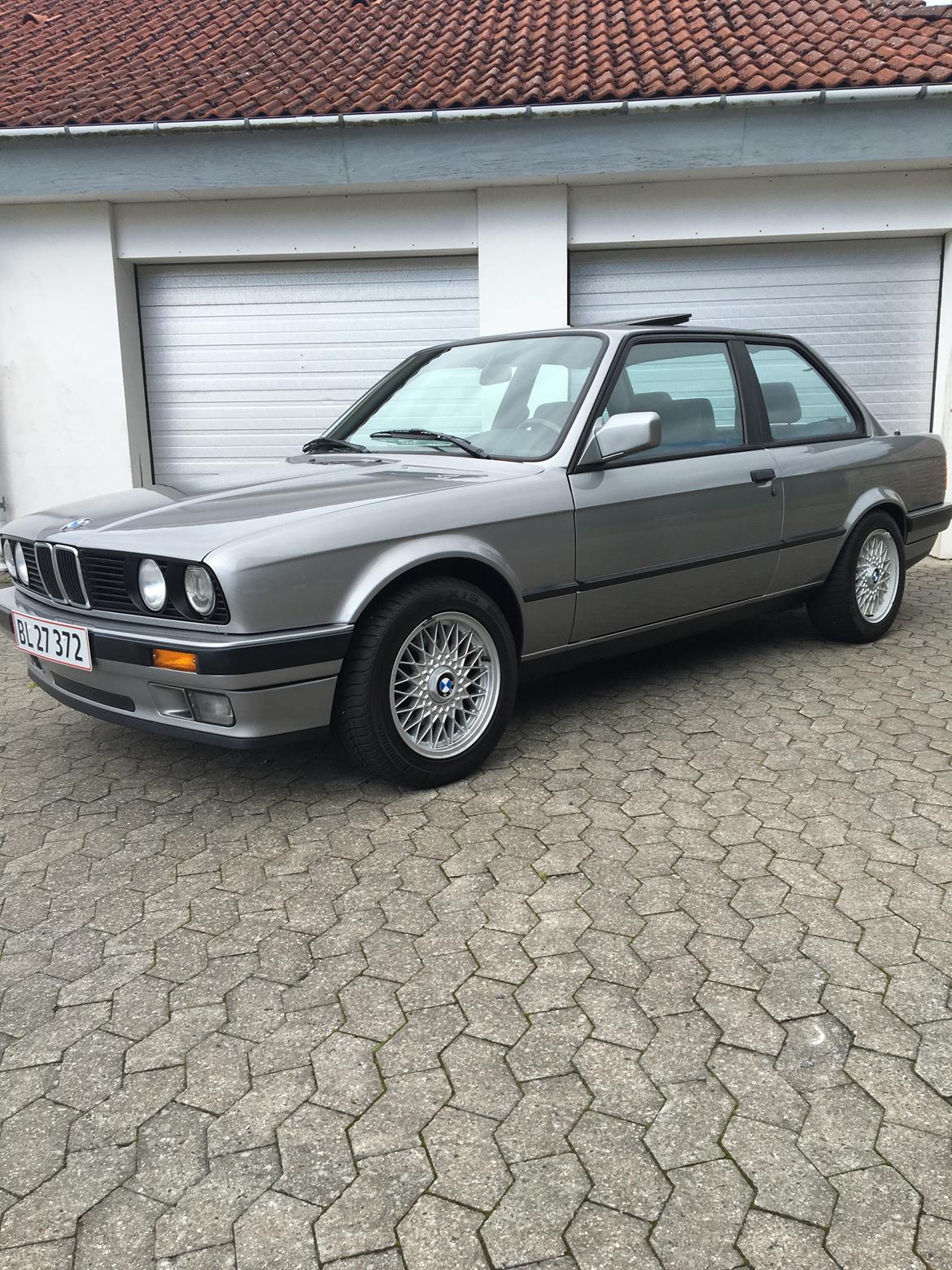 BMW E30 320i billede 1