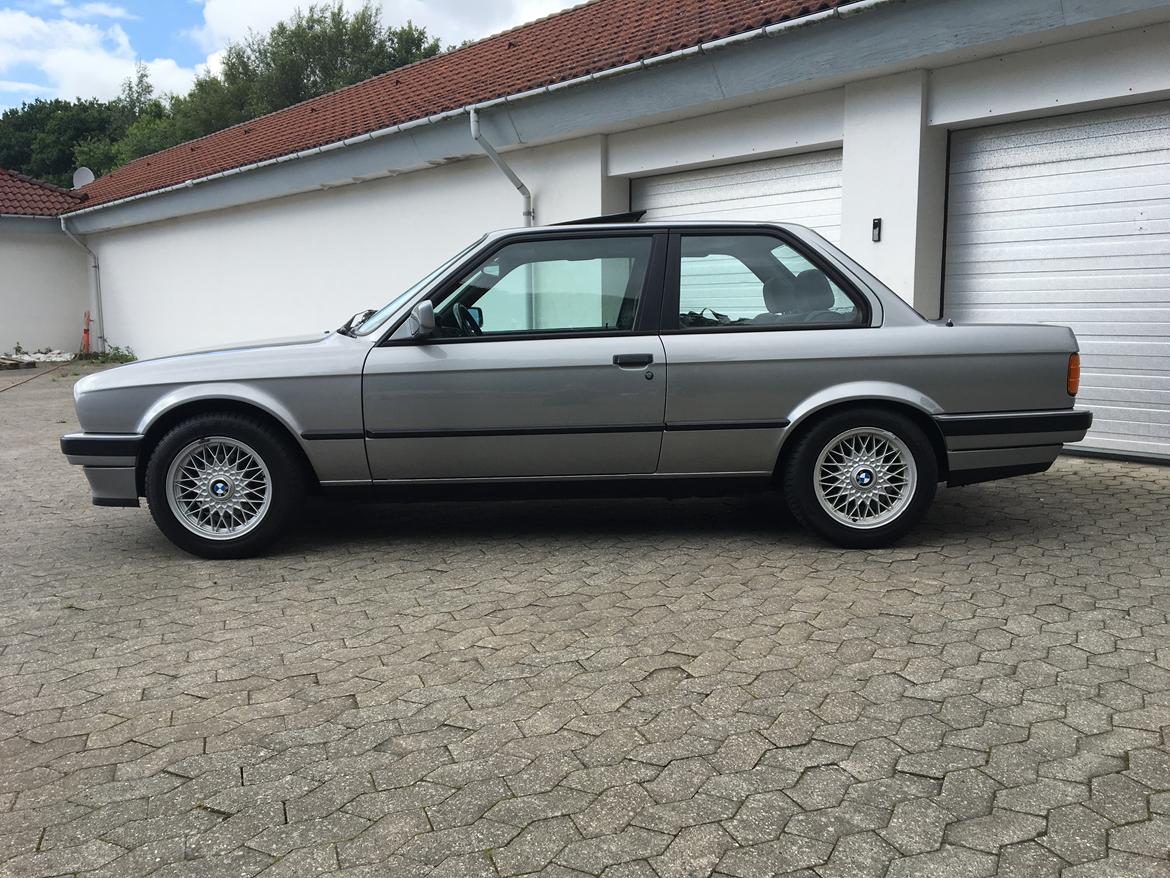 BMW E30 320i billede 2