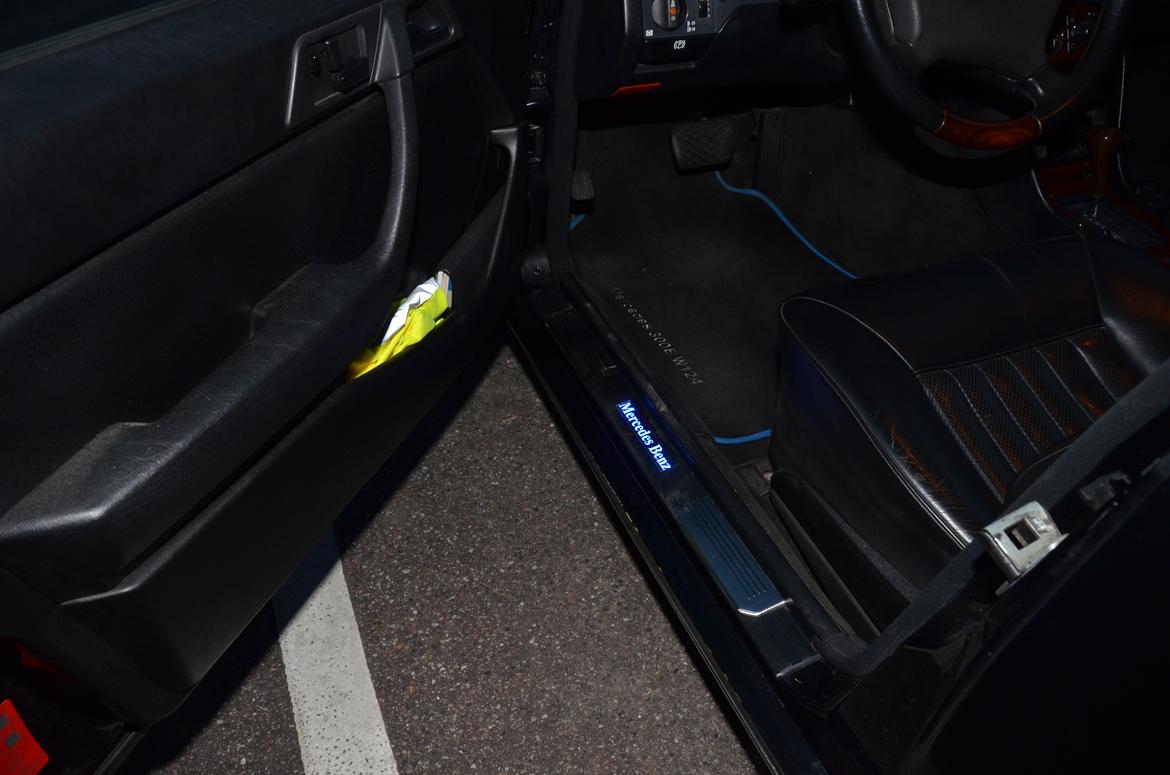 Mercedes Benz Mercedes w124 300e 3.0 - Sådan ser lyspanelet ud om aften/natten billede 13