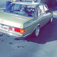 Mercedes Benz W123 230. 