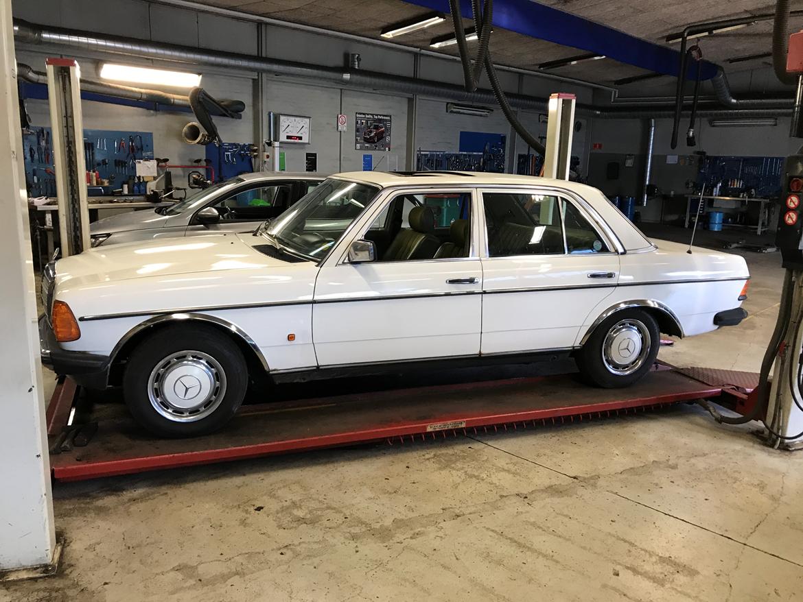 Mercedes Benz E200 W123 billede 3