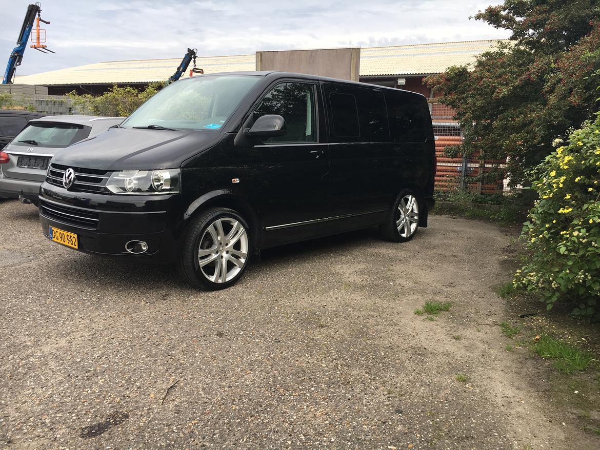 VW multivan comfortline (kort) - Ny poleret og nu med tonede ruder (2017) :-) billede 1