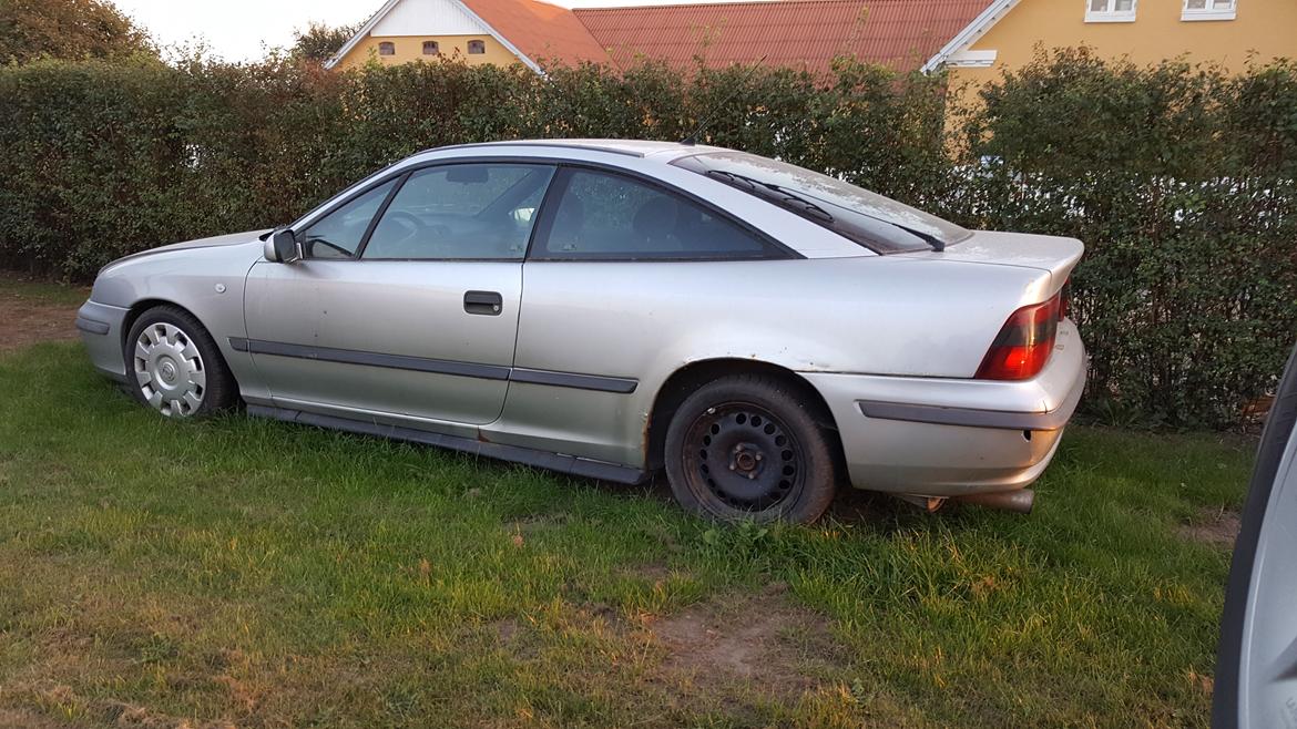 Opel Calibra A Sports Coupé 2,0i 8v - Bilen set fra siden af. Den er rimelig velholdt, men jeg vil gerne finde en ny bagkofanger, få lavet begge bagskærme og evt. andre baglygter billede 2