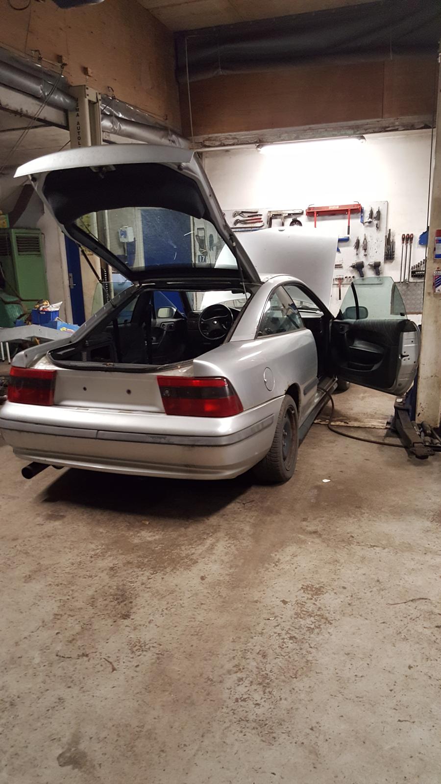 Opel Calibra A Sports Coupé 2,0i 8v - Der knokles i det lille værksted med at få skilt kabinen ad, lave anlæg og rust billede 13