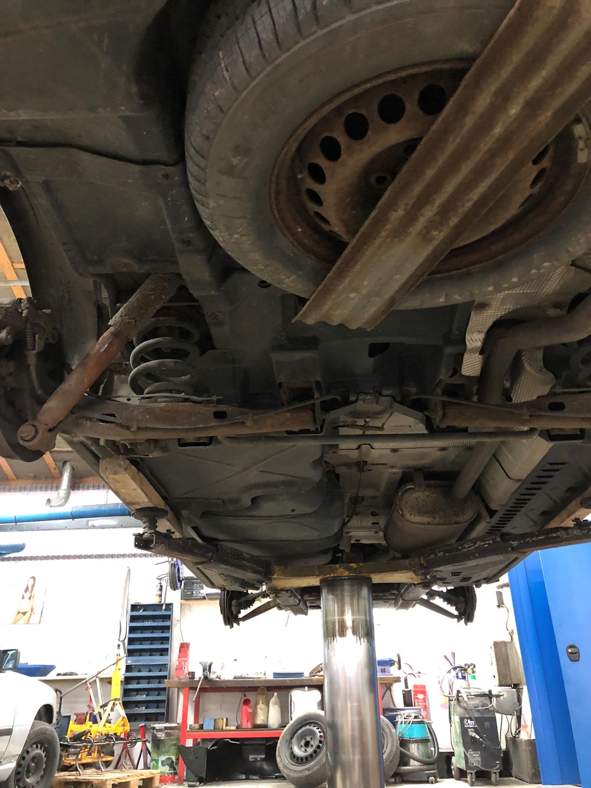 VW TDI 130 HK  TRANSPORTER LANG - Fin i bunden, bliver afrenst og undervognsbehandlet med dinitrol billede 13