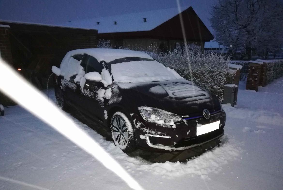 VW e-Golf - Planlagt start er fantastisk. 22 grader i kabinen på fastklokkeslet. Sne og is er bare til at fjerne med en svaber. billede 18