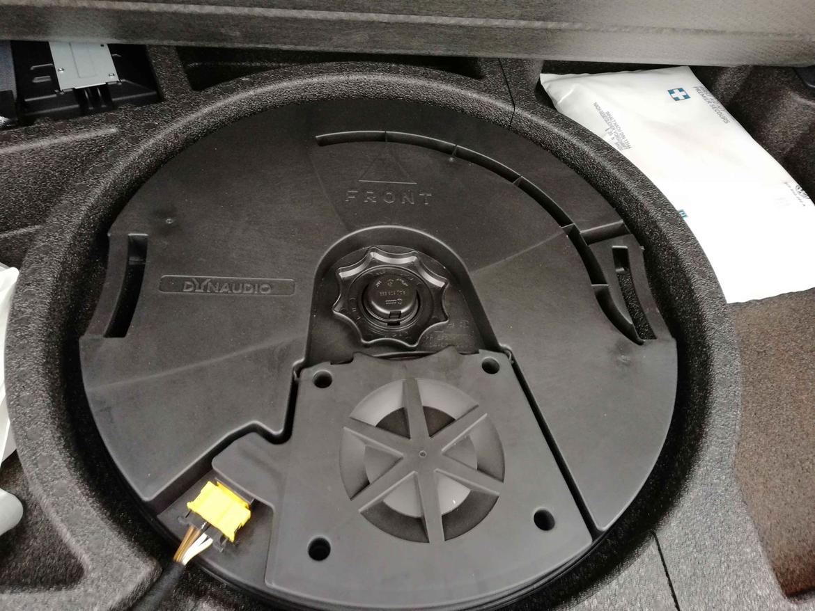 VW e-Golf - Subwoofer pænt gemt under bagagerumsgulv. billede 12