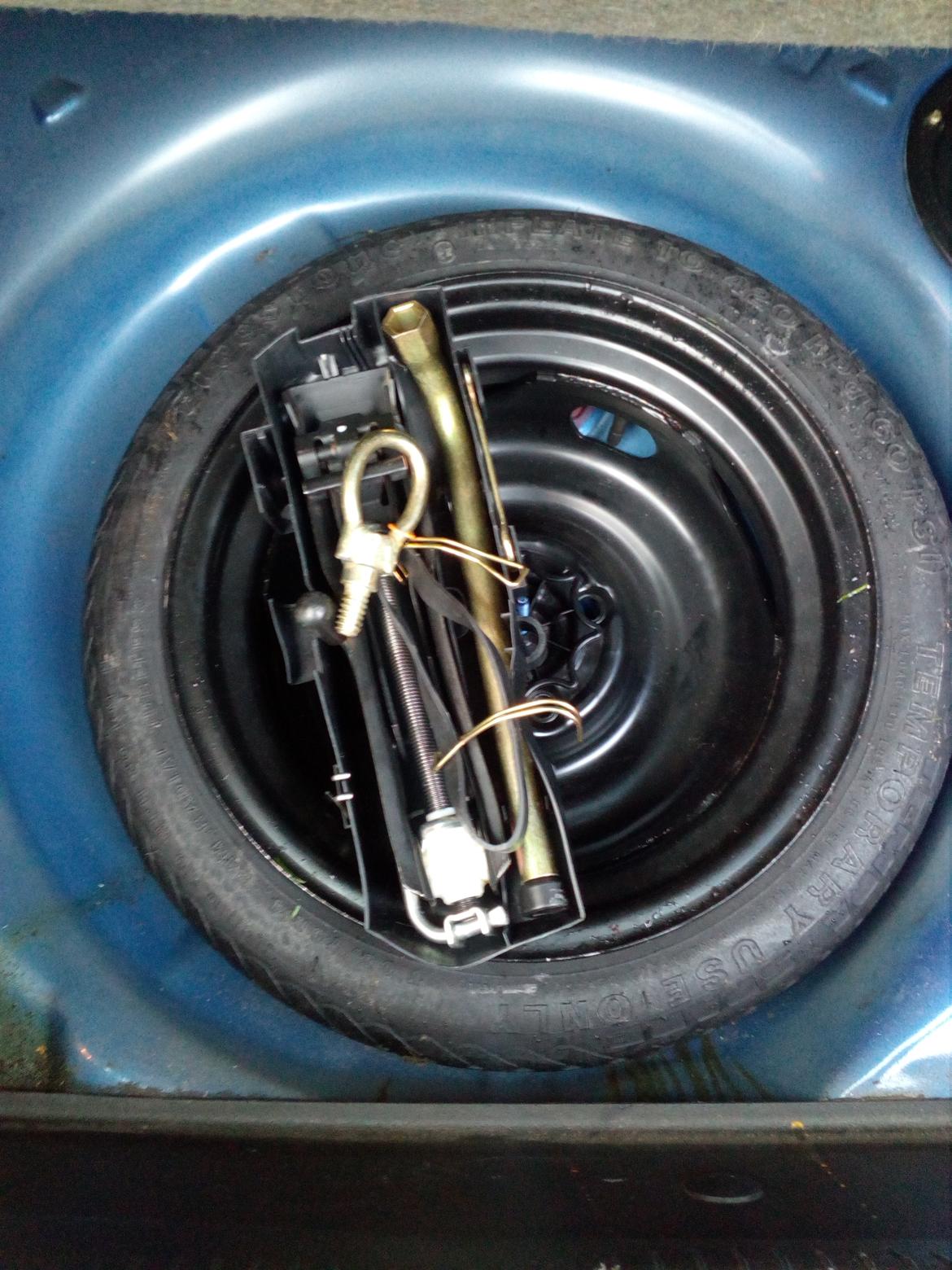 VW Golf Joker 3-dørs - Nødreservehjul med værktøj. billede 6