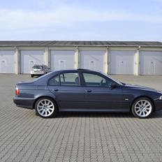 BMW E39 528