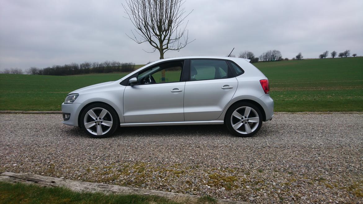 VW Polo 1,2 TSI Highline - Når man stopper på en øde grusvej og tager et billede af sin bil, er man ikke helt normal :D billede 20