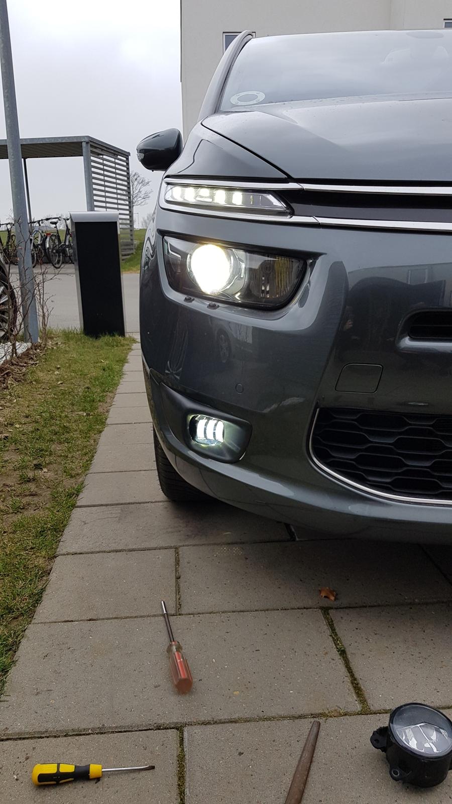 Citroën C4 Grand Picasso *Solgt* - LED blinklys/DRL switchback, aktive Bi-xenon, Philips X-treme Ultinon H7 LED og LED tågelys.  billede 13