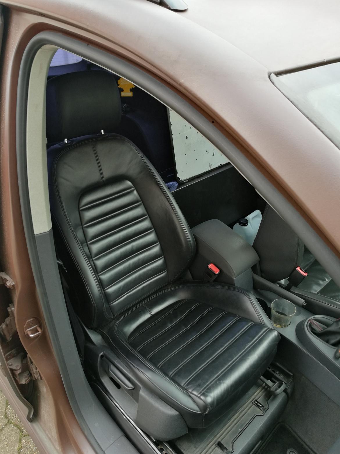 VW Touran 1,9 TDI Solgt - Lorte sæder fik ondt i ryggen af dem billede 4